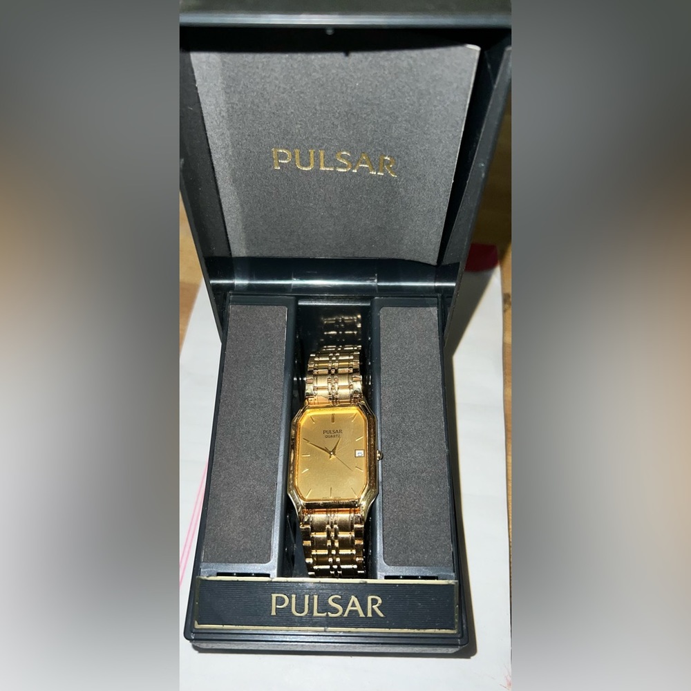 Gold tone pulsar quartz
